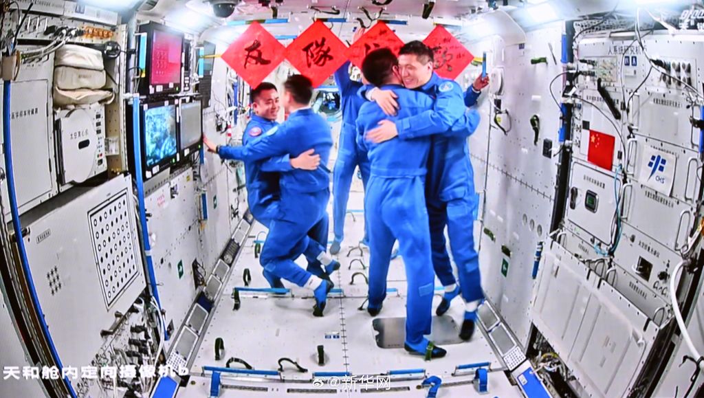 第四次太空会师:神舟十八号 3 名航天员顺利进驻中国空间站