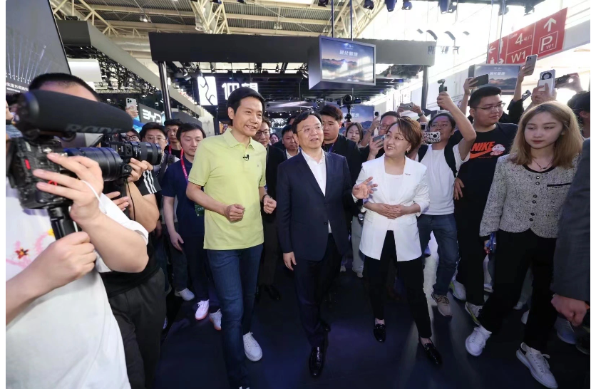 雷军现身北京车展比亚迪展台:称对方是小米重要伙伴,大方程豹一定是爆款