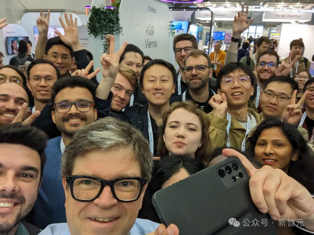图灵巨头现身ICLR,顶会现场疯狂追星LeCun、Bengio!中国团队三大技术趋势引爆AGI新想象