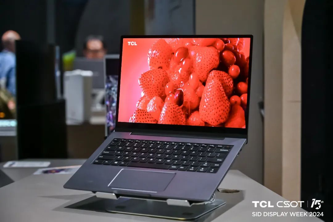 TCL 华星展示全球首款 Tandem 三折柔性折叠屏,印刷 OLED 实现量产级突破