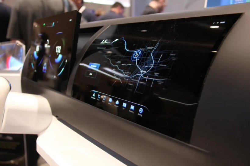 天马展示 200R 曲率动态冷弯 OLED 仪表中控屏及多频驱动 LCD 显示技术
