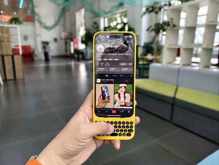 乔布斯好不容易取消的物理键盘,又被这家公司加回来了