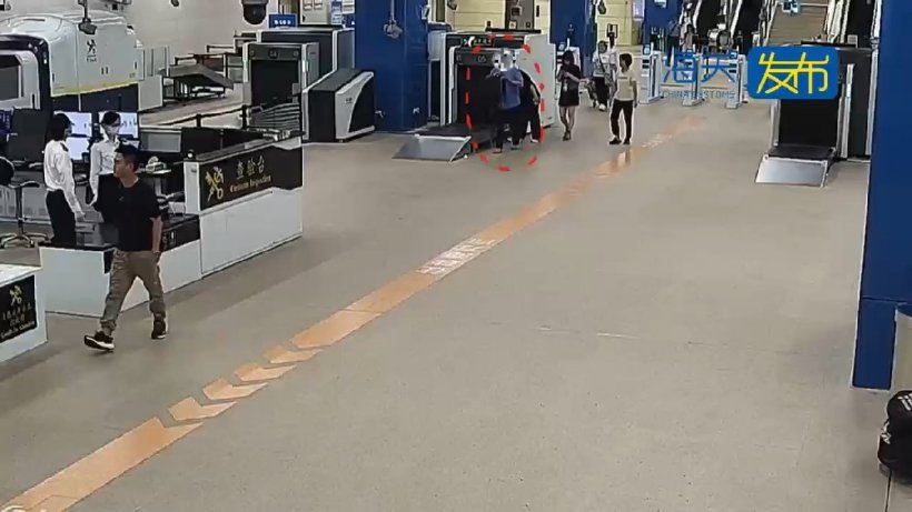 体态僵硬,男子藏 50 台手机入境被海关查获