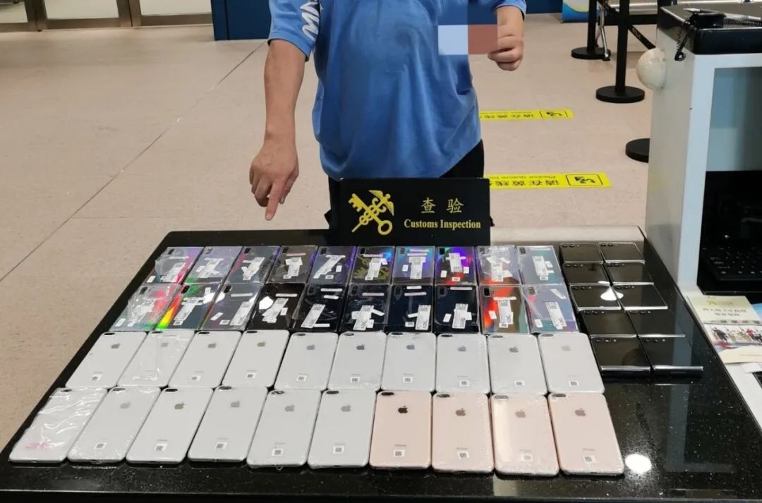 体态僵硬,男子藏 50 台手机入境被海关查获