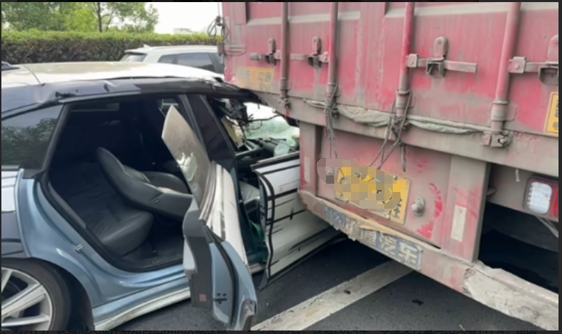 吉利极氪001车祸现场曝光:A柱硬扛大货车,乘客惊呼“这条命极氪给的”!