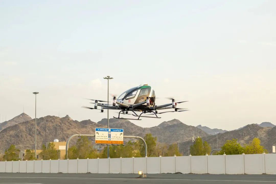 亿航智能 EH216-S 无人驾驶 eVTOL 完成沙特首飞
