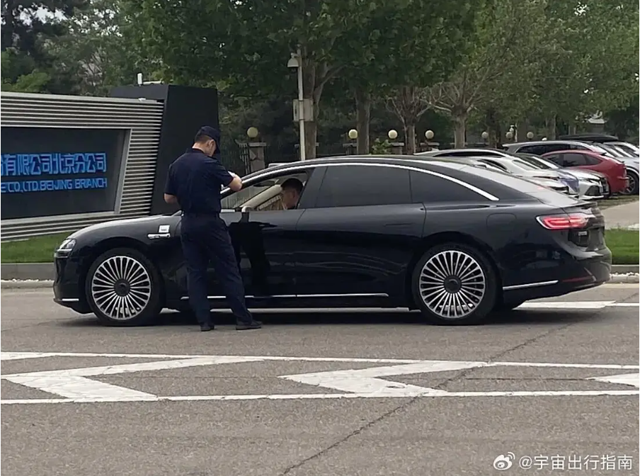 华为鸿蒙智行再添新彩,享界S9黑色与银灰色实车谍照曝光