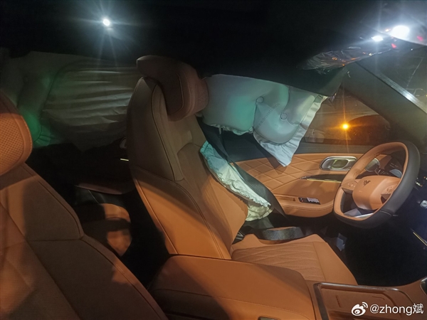 哪吒L遭遇渣土车正面撞击， 车主：被吓了一跳而已，没有受伤