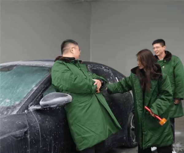 实测极越07车门解锁力:轻轻一碰,成年人竟被“弹开”?