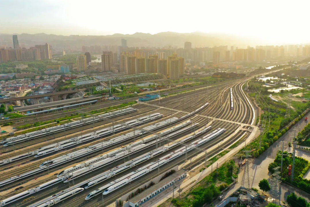 2024 年国庆黄金周铁路累计发送旅客 1.77 亿人次,单日旅客 / 货物发送量均创历史新高