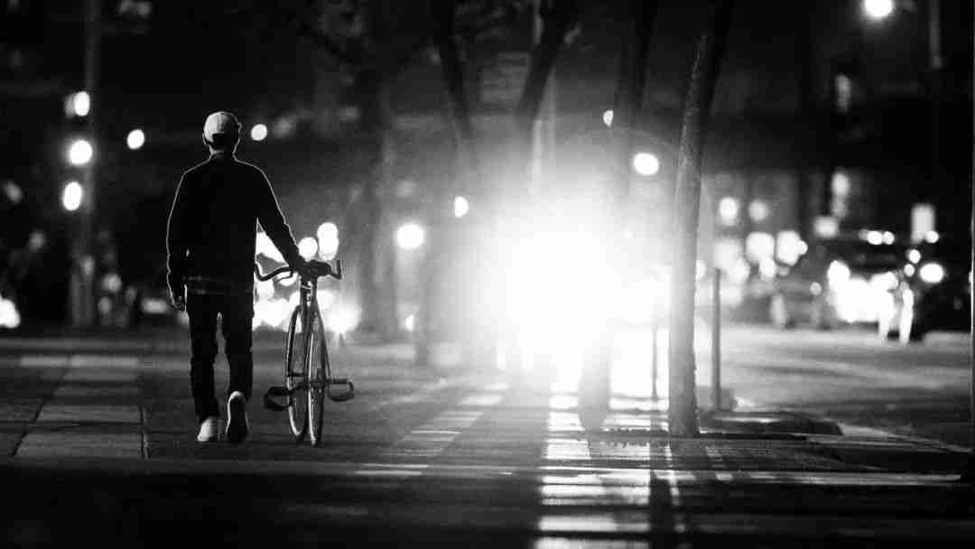 夜景拍得不好看,很可能是画面不够干净