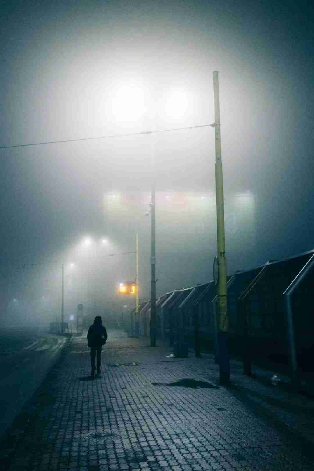 夜景拍得不好看,很可能是画面不够干净
