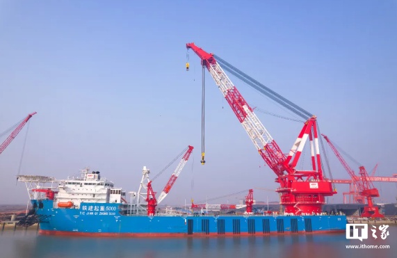 最大起重能力达 5000 吨,中国铁建新一代“海上大力士”全回转起重船交付