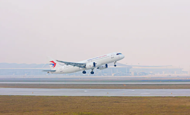 重庆江北国际机场第四跑道正式启用,东航 C919 执飞首个航班