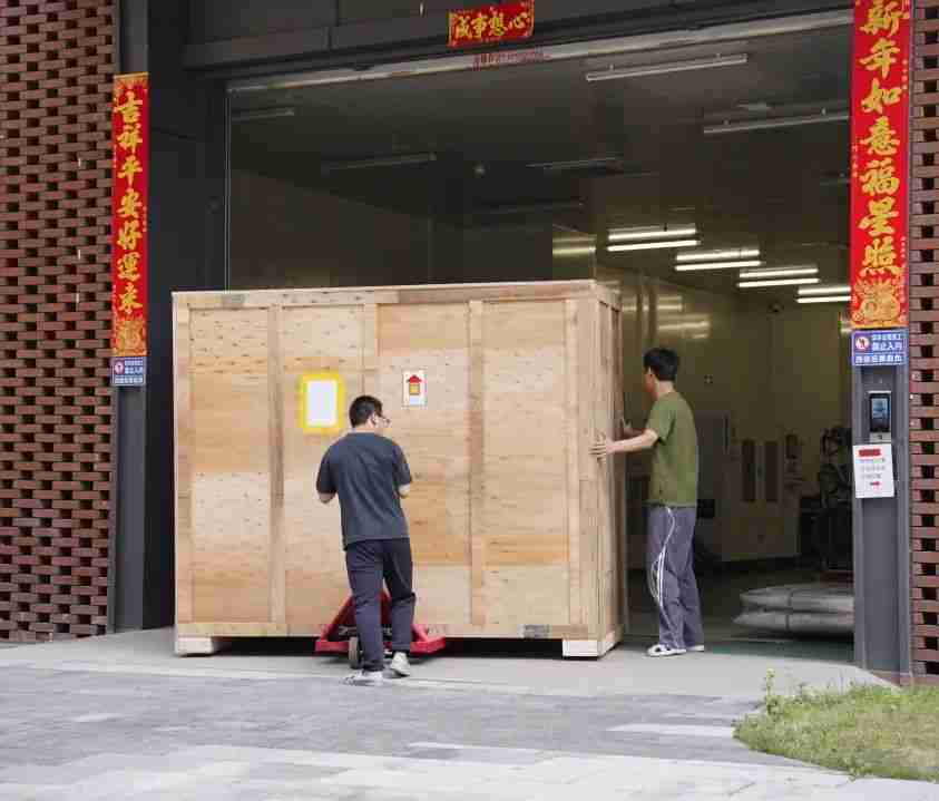 中科光智成功出货定制蝶形激光器封装整线