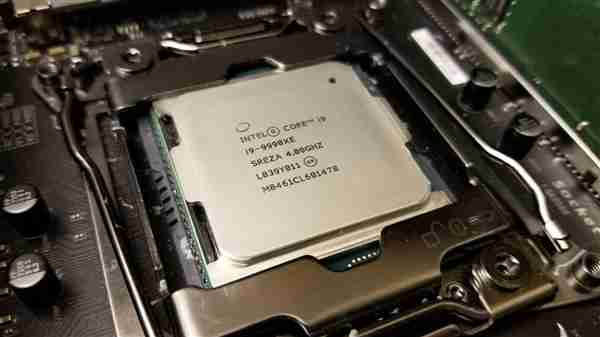Intel i9-9990XE基准成绩公布：珍品14核