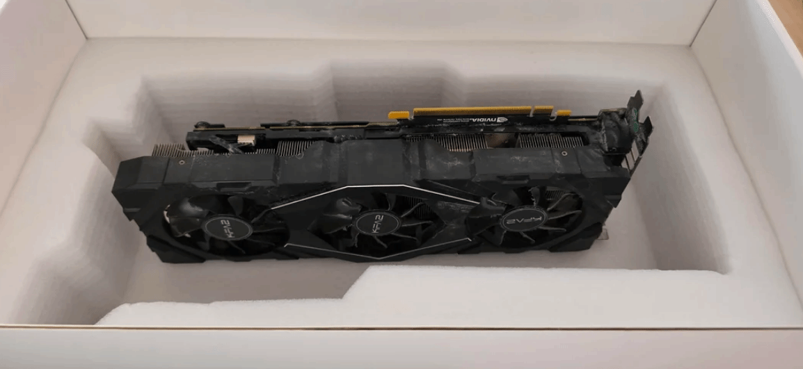 男子攒钱一年买RTX 5090：打开后居然是面条和大米！
