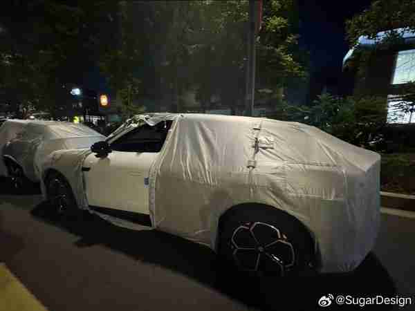 月底发布！小米YU7白色实车谍照曝光 经典“白加黑”配色 