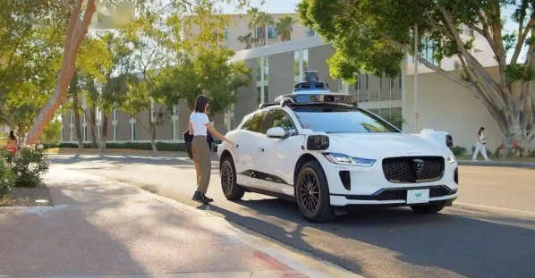 特斯拉Robotaxi即将到来 自动驾驶领域的一场豪赌？