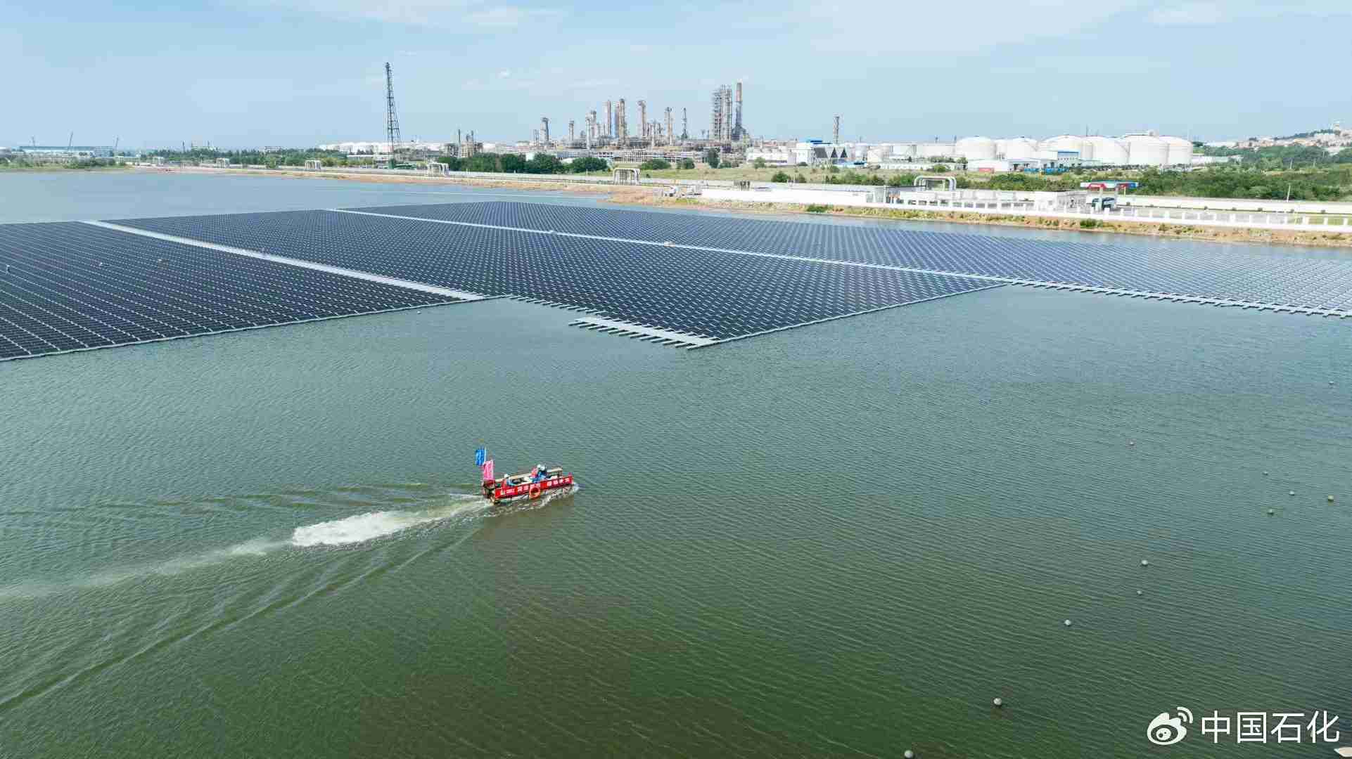 中国首座海水漂浮式光伏项目建成投用，年发绿电 1670 万千瓦时