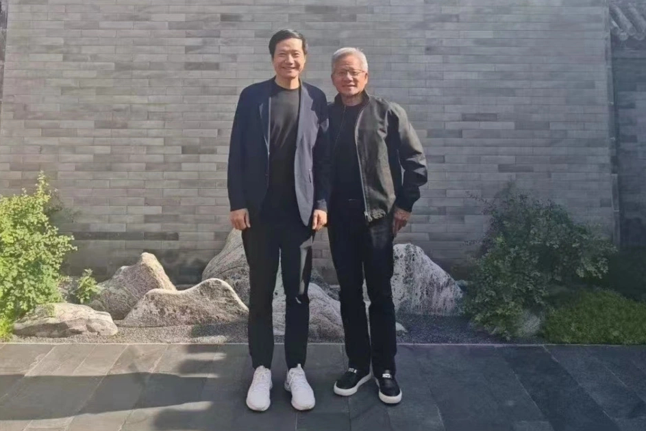 黄仁勋三度访华，雷军合影引热议