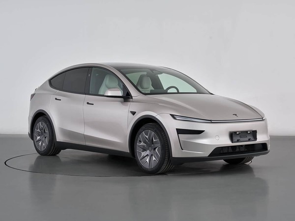 特斯拉ModelYL配置曝光：二排小桌+电磁悬架