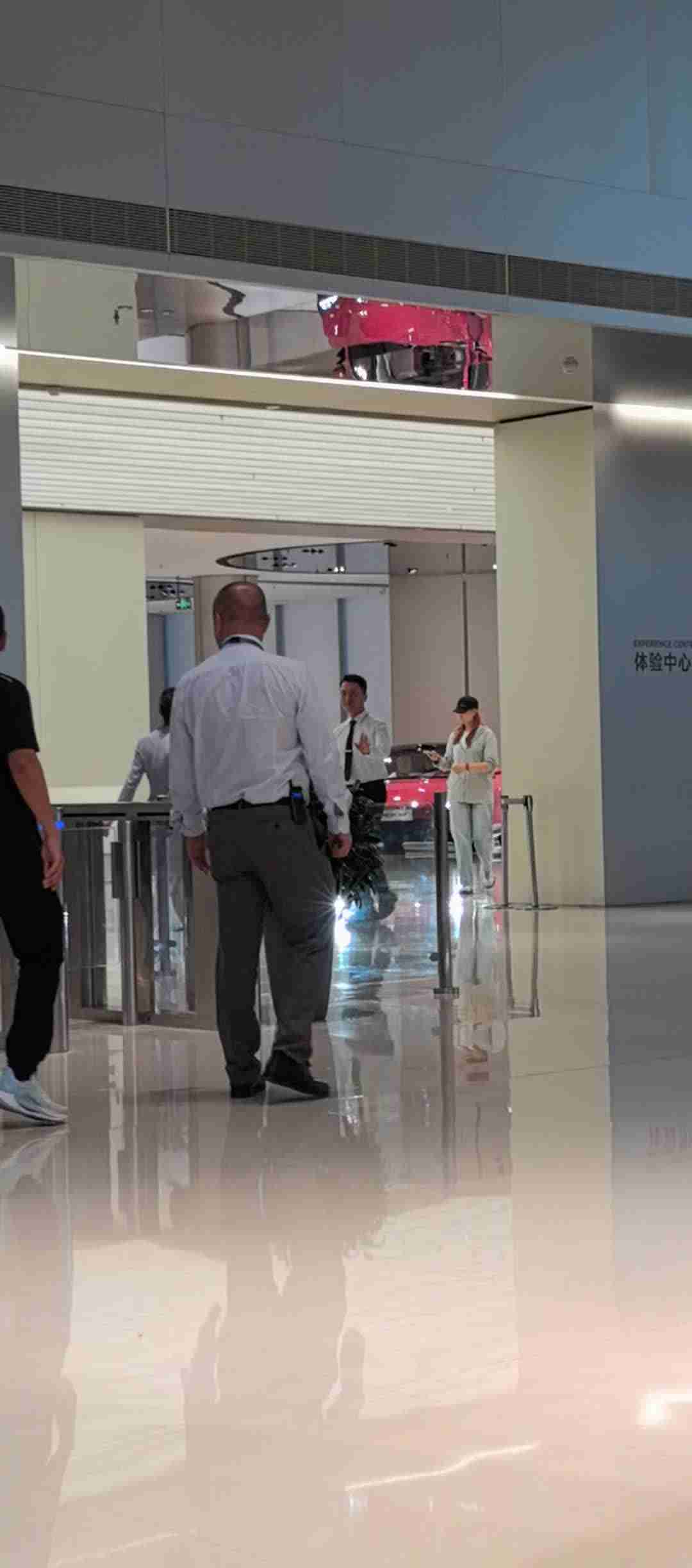 网传比亚迪 CEO 王传福现身小米汽车工厂，雷军亲自陪同