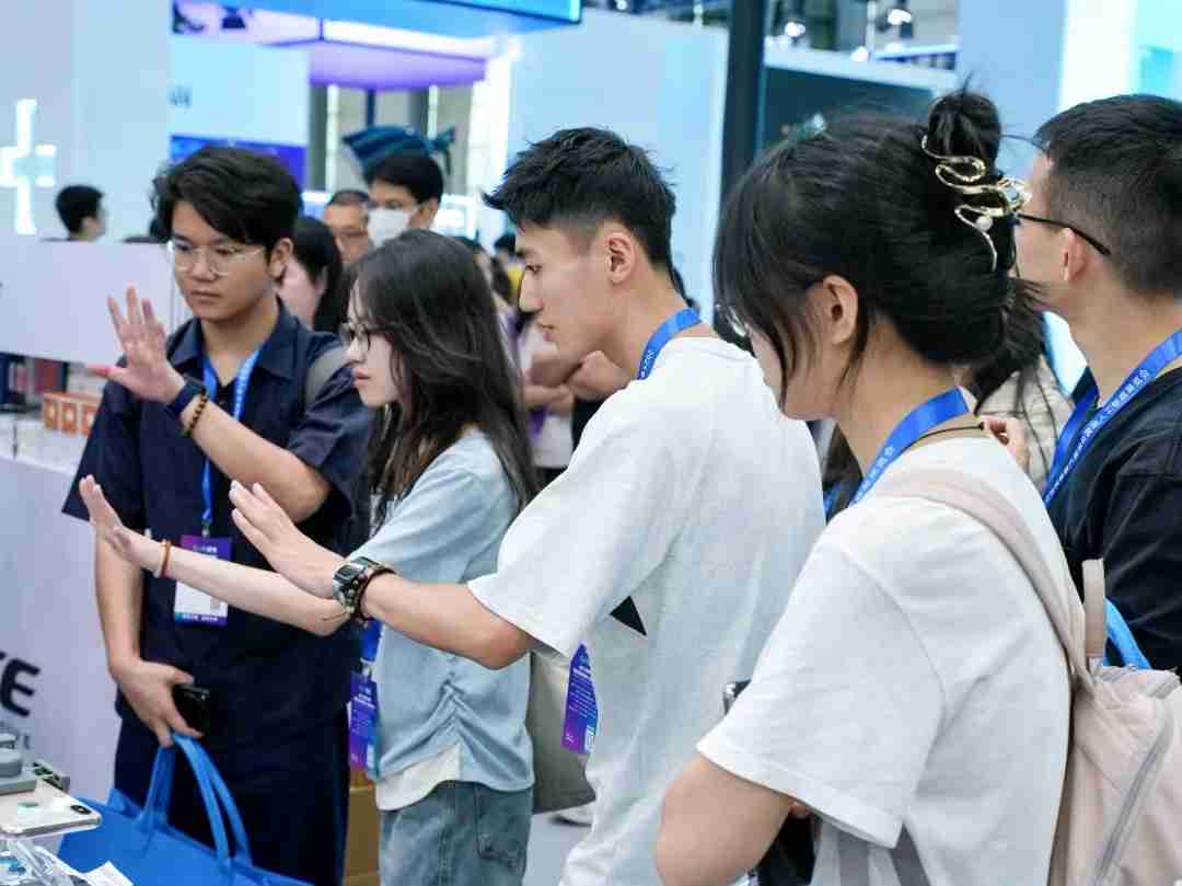 未来科技撞上青春活力，AI展会玩出新高度！