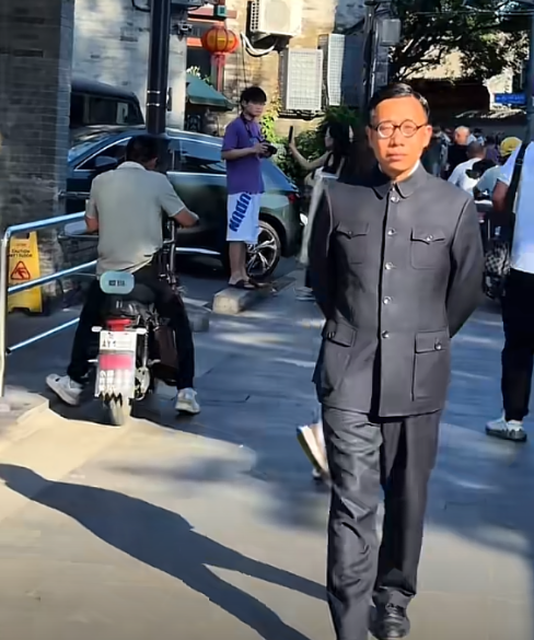 小伙酷似溥仪，AI误认引热议