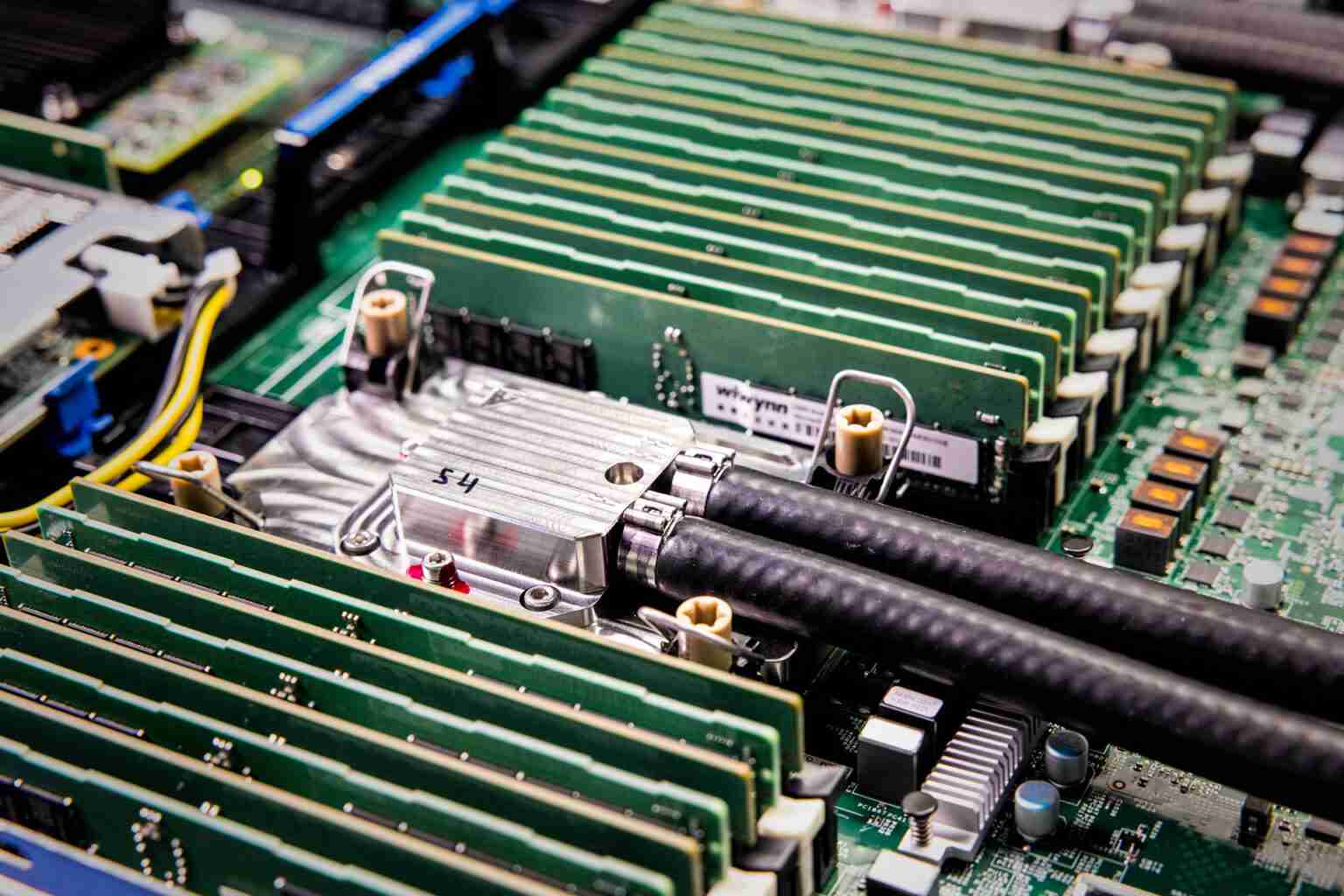 微软攻克数据中心芯片散热瓶颈:微流体 + AI 精准降温