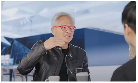 中国造不出 AI 芯片?黄仁勋:仅落后美国“几纳秒”