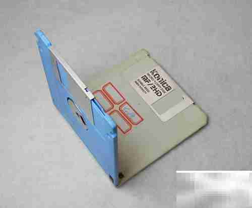 废弃软盘变身迷你花盆