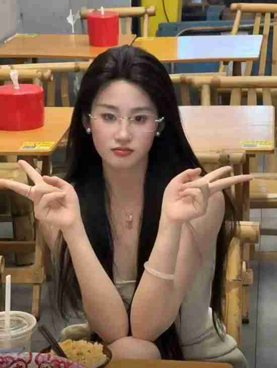网红撞脸刘亦菲爆火!本人透露直播原因:实习时工资太低