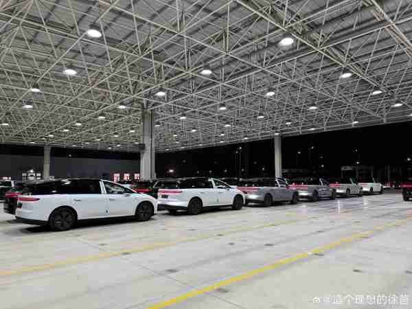 理想汽车常州基地整车发运场现场图曝光 板车排起长龙