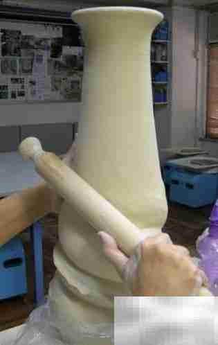 中国龙纹陶瓷瓶制作