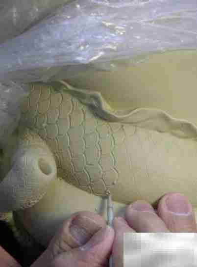 中国龙纹陶瓷瓶制作