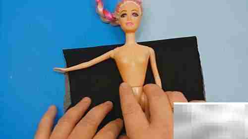 芭比黑衣酷炫登场