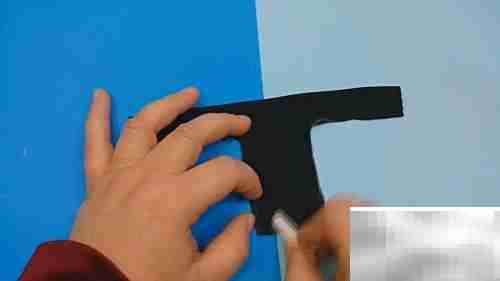 芭比黑衣酷炫登场