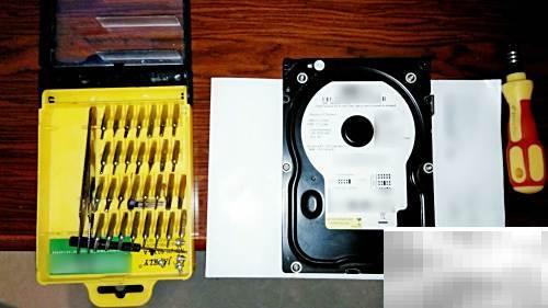 机械硬盘拆解解析内部结构