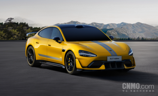 新疆一小米SU7 Ultra从山上翻滚10多米而下 车主无碍