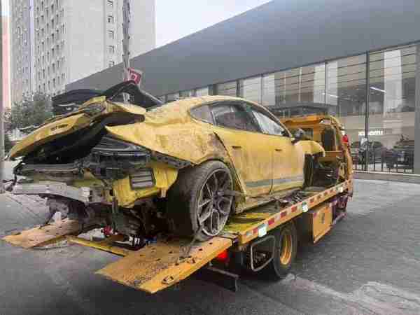 新疆一小米SU7 Ultra从山上翻滚10多米而下 车主无碍