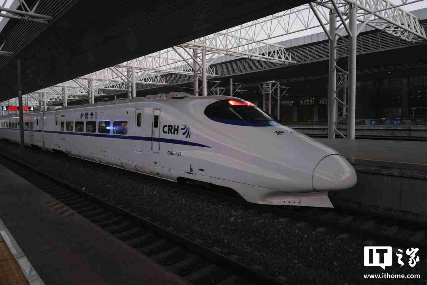 2025 国庆中秋假期第一天，全国铁路预计发送旅客 2300 万人次