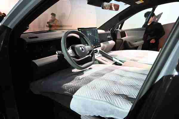 腾势N8L上市 5.2米大六座 零百最低3.9秒 29.98万起