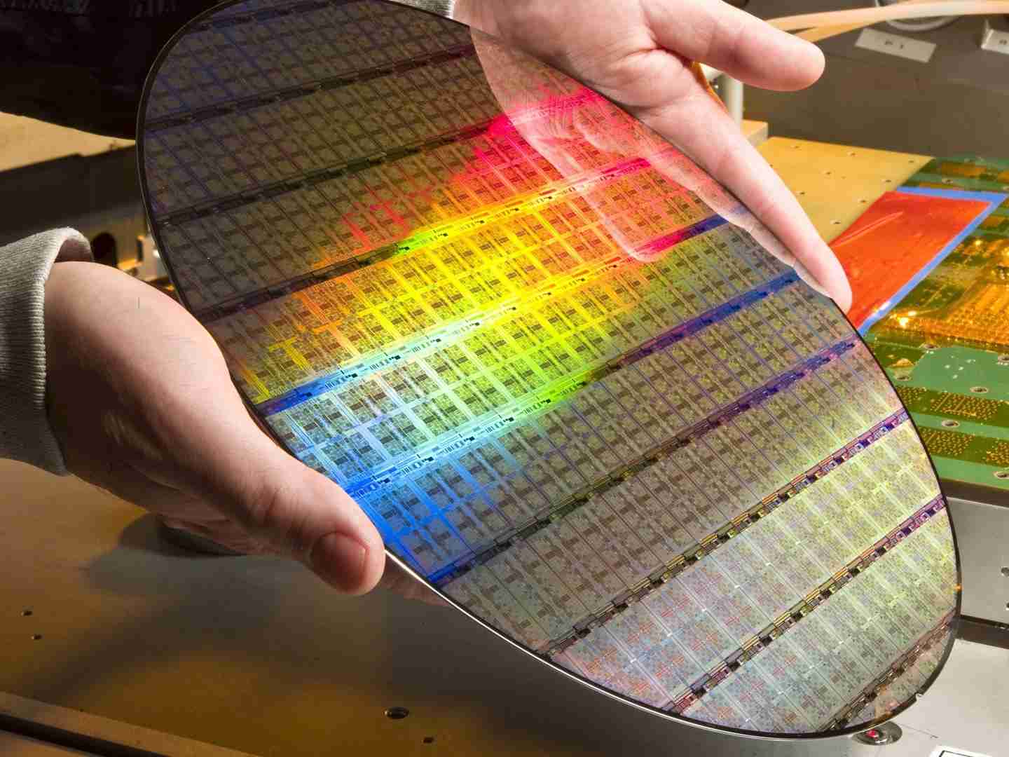 集邦:2025H2 晶圆代工产能利用率优于预期,个别特色工艺酝酿涨价