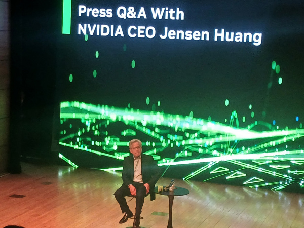 黄仁勋点赞韩国芯片，AI基建加速布局