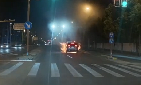 理想回应MEGA起火事故：驾驶员乘客安全逃离 消防部门正调查