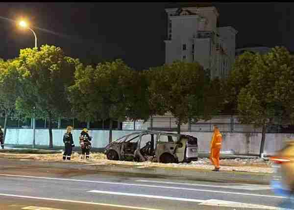 理想回应MEGA起火事故：驾驶员乘客安全逃离 消防部门正调查