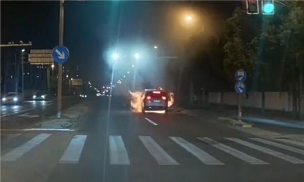 理想回应MEGA起火事故，人员安全撤离中