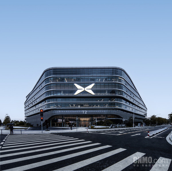 小鹏汽车港股暴涨12%突破百元关口