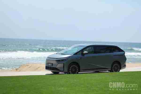 同级最舒适！小鹏公布X9超级增程二排零重力座椅信息